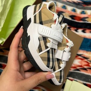 Burberry Kids Shoes 
Unisex Check Union Strap Trainers in Beige